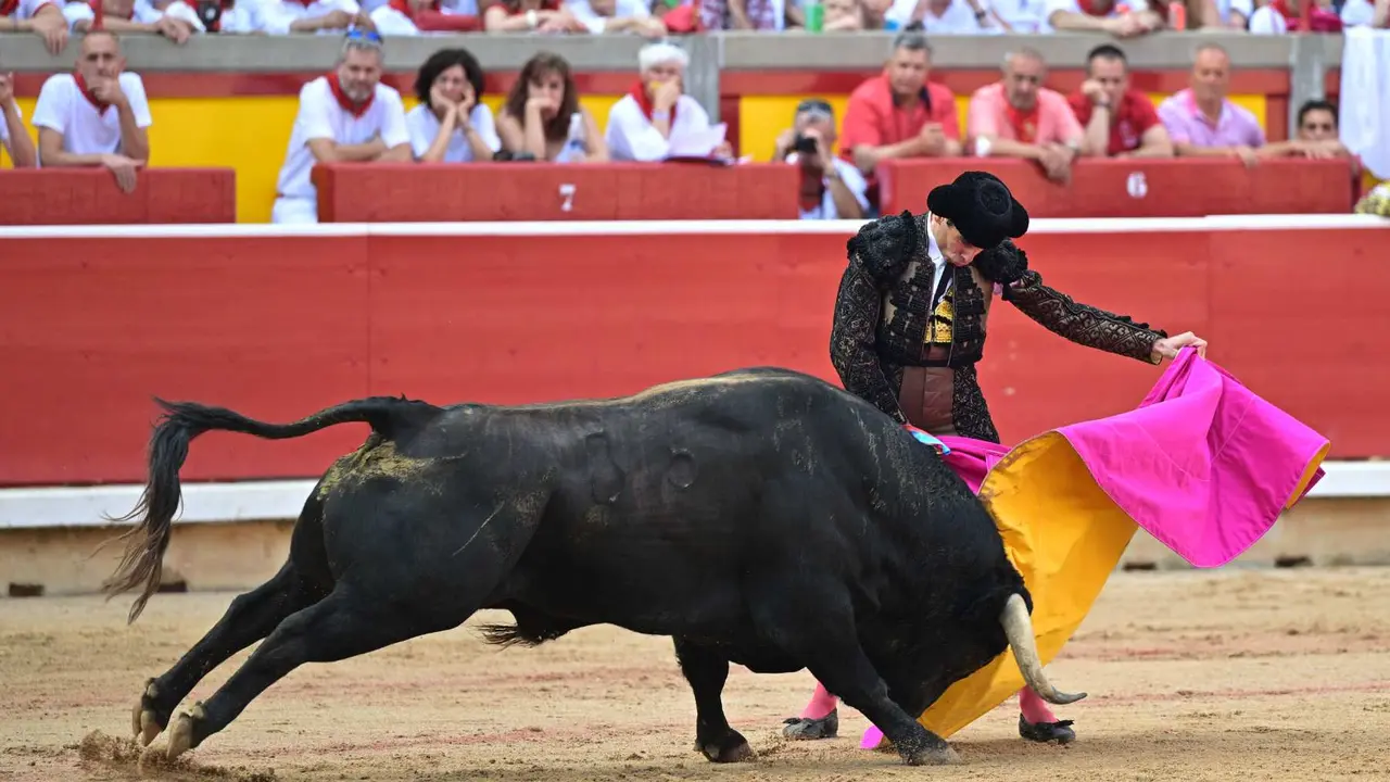 El diestro Juan Ortega recibe con el capote a su primer toro de la tarde dentro de la Feria del Toro de los Sanfermines 2024. EFE Daniel Fern&aacute;ndez