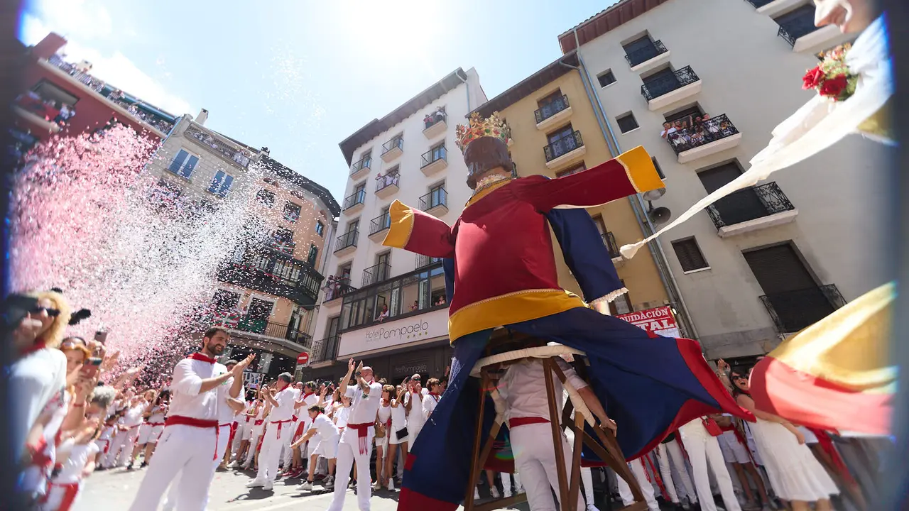 Despedida de la Comparsa de Gigantes y Cabezudos en la plaza del Ayuntamiento de Pamplona. I&Ntilde;IGO ALZUGARAY
