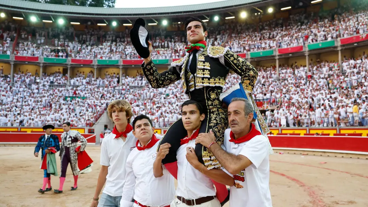El diestro Jes&uacute;s Enrique Colombo sale por la puerta grande durante la &uacute;ltima corrida de la Feria del Toro de Pamplona con toros de Miura. EFE VILLAR L&Oacute;PEZ (1)