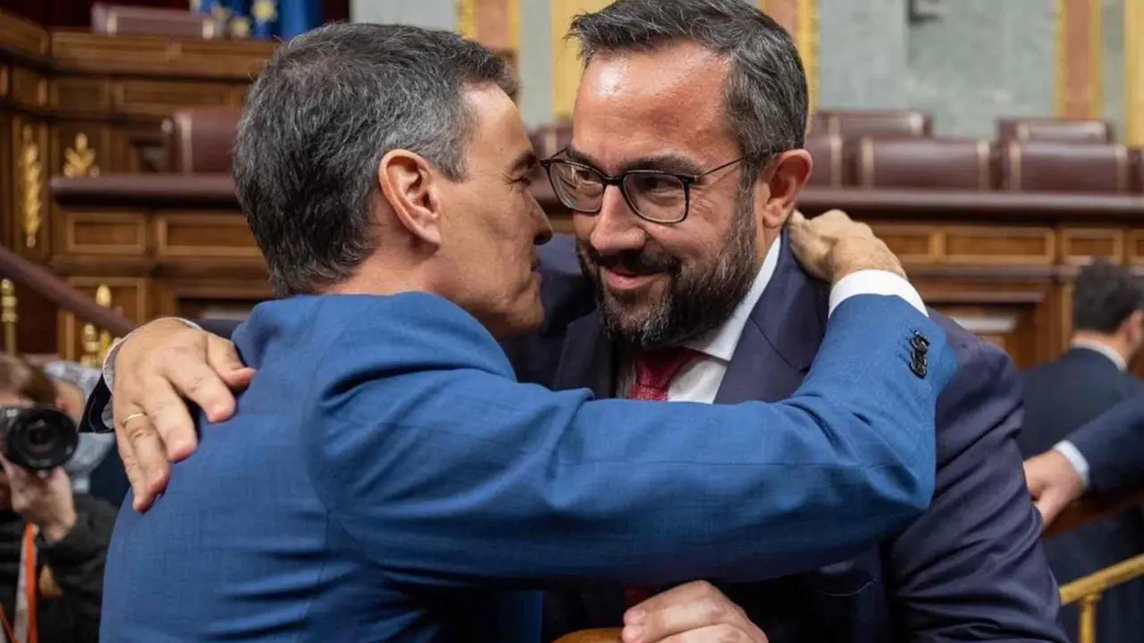 El senador navarro Javier Rem&iacute;rez se abraza al presidente del Gobierno, Pedro S&aacute;nchez. @javierremirez / Twitter