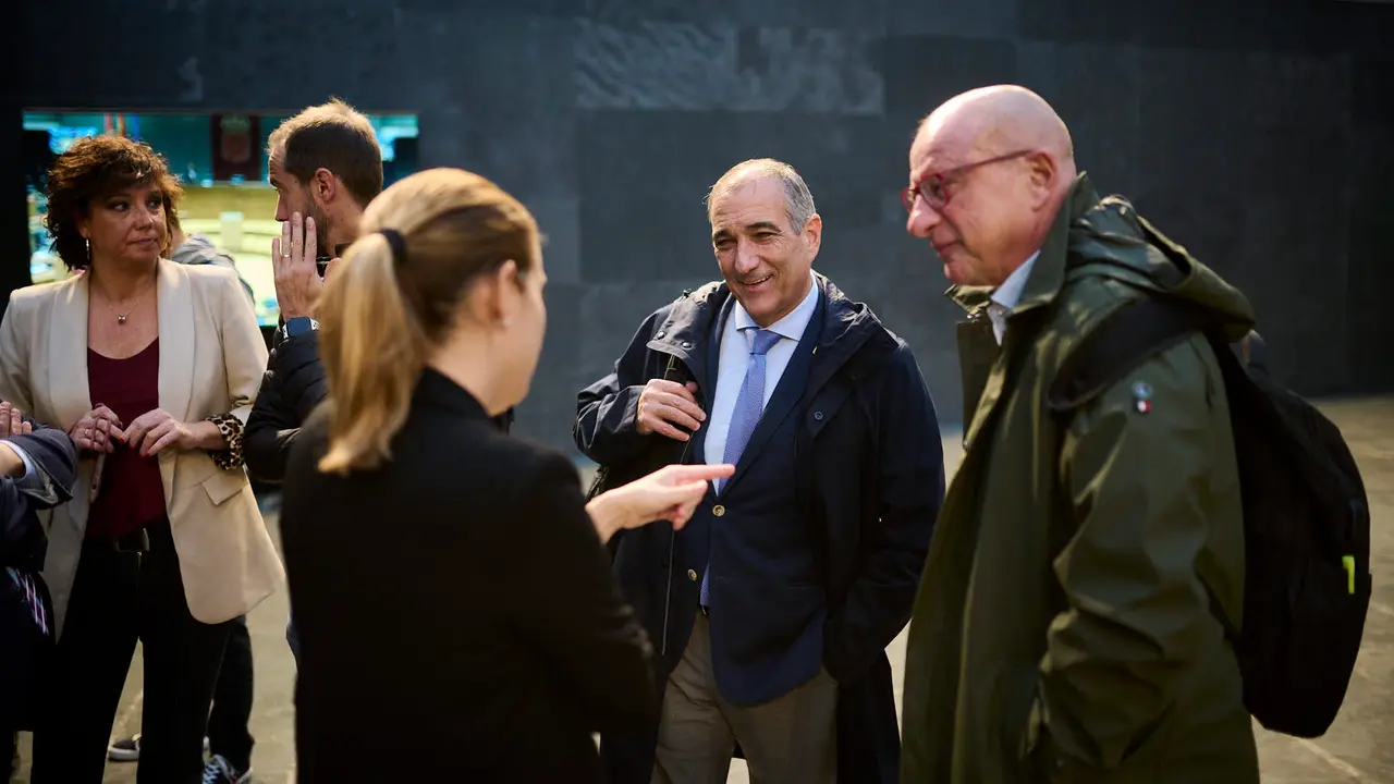 El consejero de Cohesi&oacute;n Territorial, Oscar Chivite y el consejero de Educaci&oacute;n, Carlos Gimeno minutos antes del comienzo del pleno del Parlamento. PABLO LASAOSA