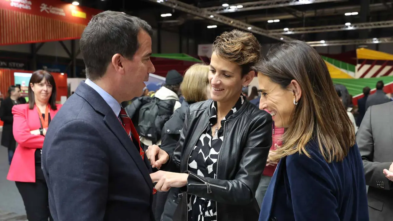 La presidenta de Navarra, Mar&iacute;a Chivite (c), y el consejero de Desarrollo Econ&oacute;mico y Empresarial. Mikel Irujo (i), en imagen de archivo en la feria de FITUR. EFE/ Kiko Huesca
