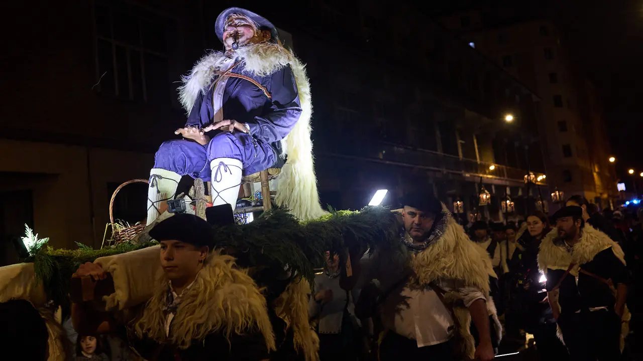 Desfile de Olentzero por las calles de Pamplona en la Nochebuena de 2024. I&Ntilde;IGO ALZUGARAY