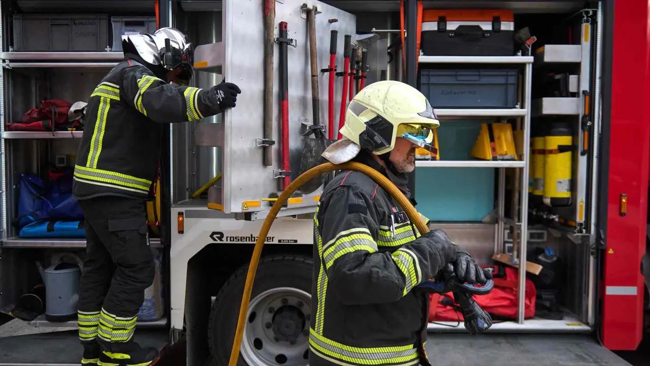 Dos bomberos recogiendo el material tras la extinci&oacute;n de un incendio. BOMBEROS DE NAVARRA / ARCHIVO