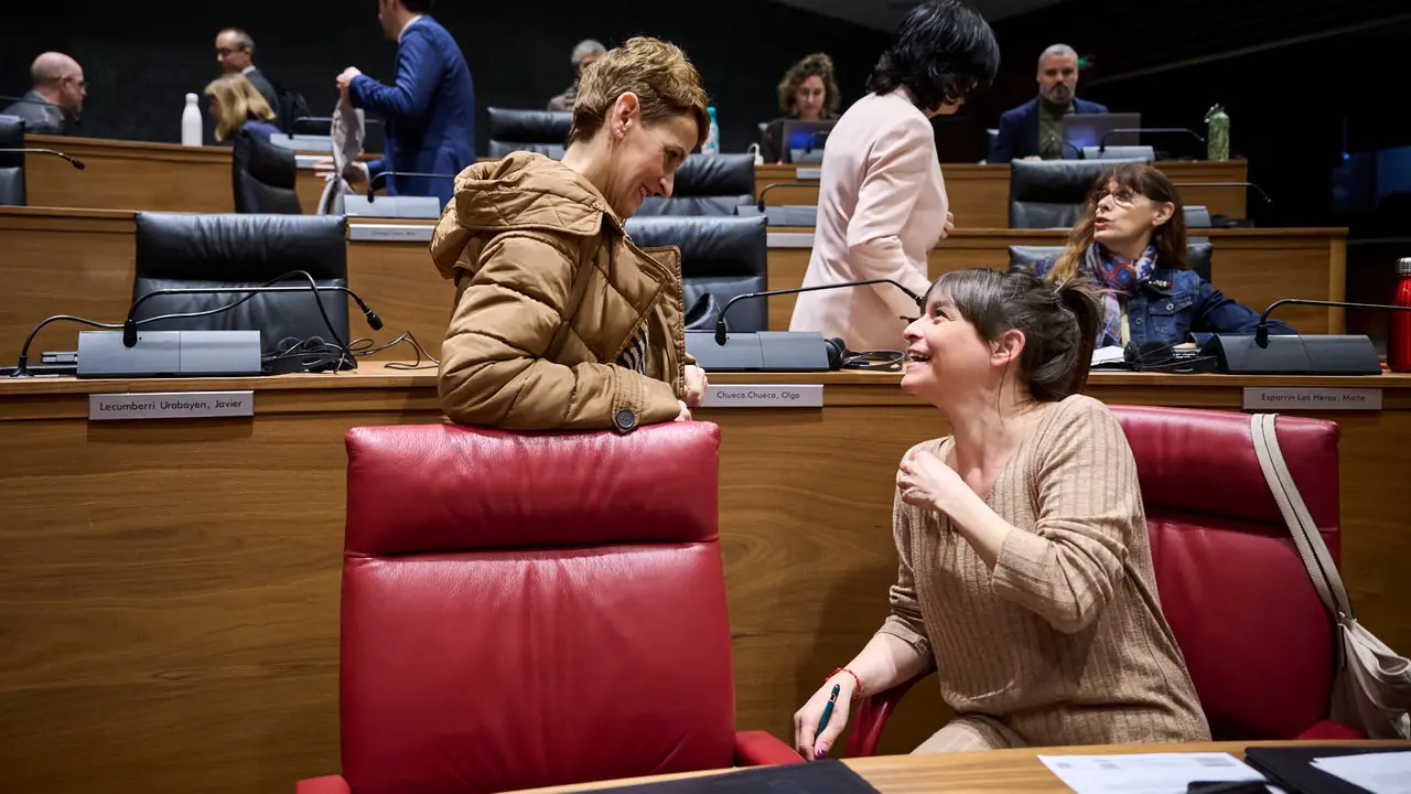 La presidenta Mar&iacute;a Chivite junto a la consejera de Vivienda Bego&ntilde;a Alfaro minutos antes de comenzar el pleno del Parlamento. PABLO LASAOSA