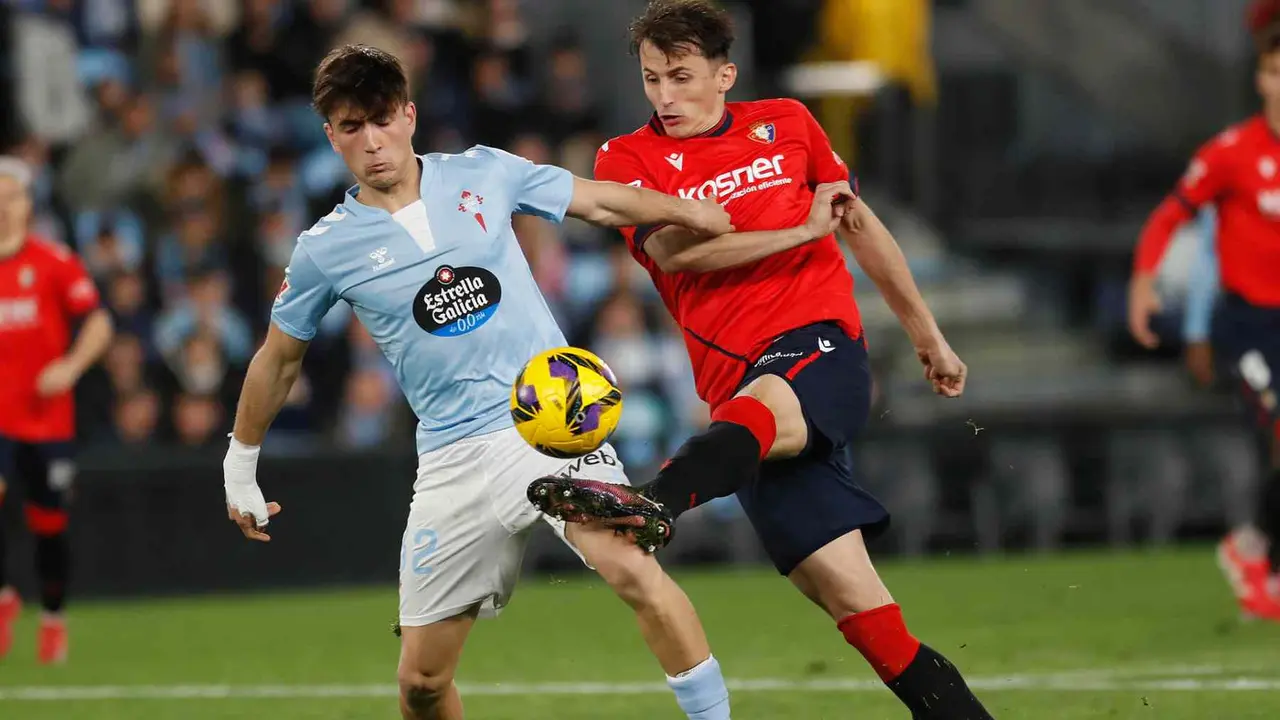 Budimir intenta rematar a puerta en el partido contra el Celta en bala&iacute;dos. EFE / Salvador Sas.