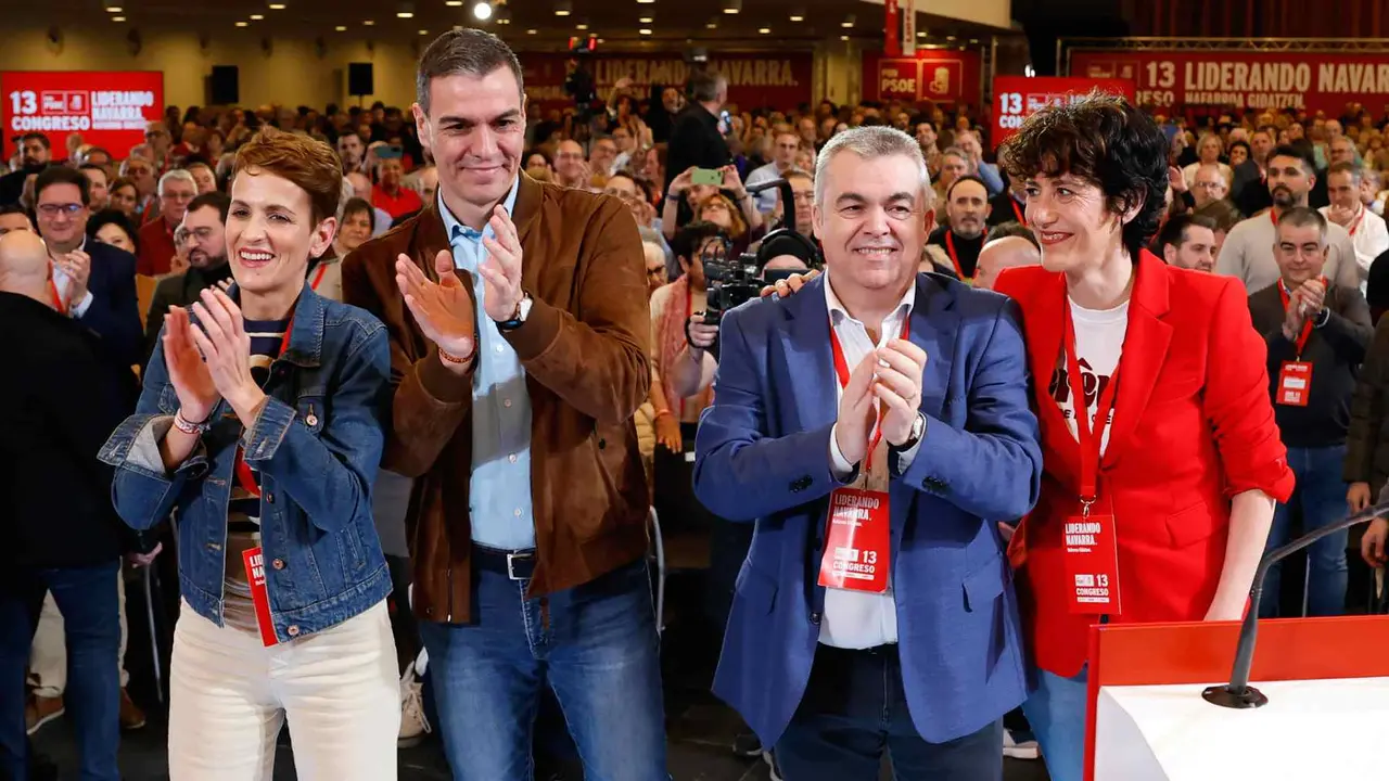 PAMPLONA, 22/03/2025.- El PSN celebra su XIII Congreso regional con el lema "Liderando Navarra", una cita a la que acude Pedro S&aacute;nchez y en la que se renueva el liderazgo de Mar&iacute;a Chivite (i) al haber sido la &uacute;nica candidata a la secretar&iacute;a general.  Asisten en esta segunda jornada el secretario de Organizaci&oacute;n del PSOE Santos Cerd&aacute;n (2d), y la ministra de Inclusi&oacute;n, Seguridad Social y Migraciones Elma Saiz (d). EFE/ Jes&uacute;s Diges