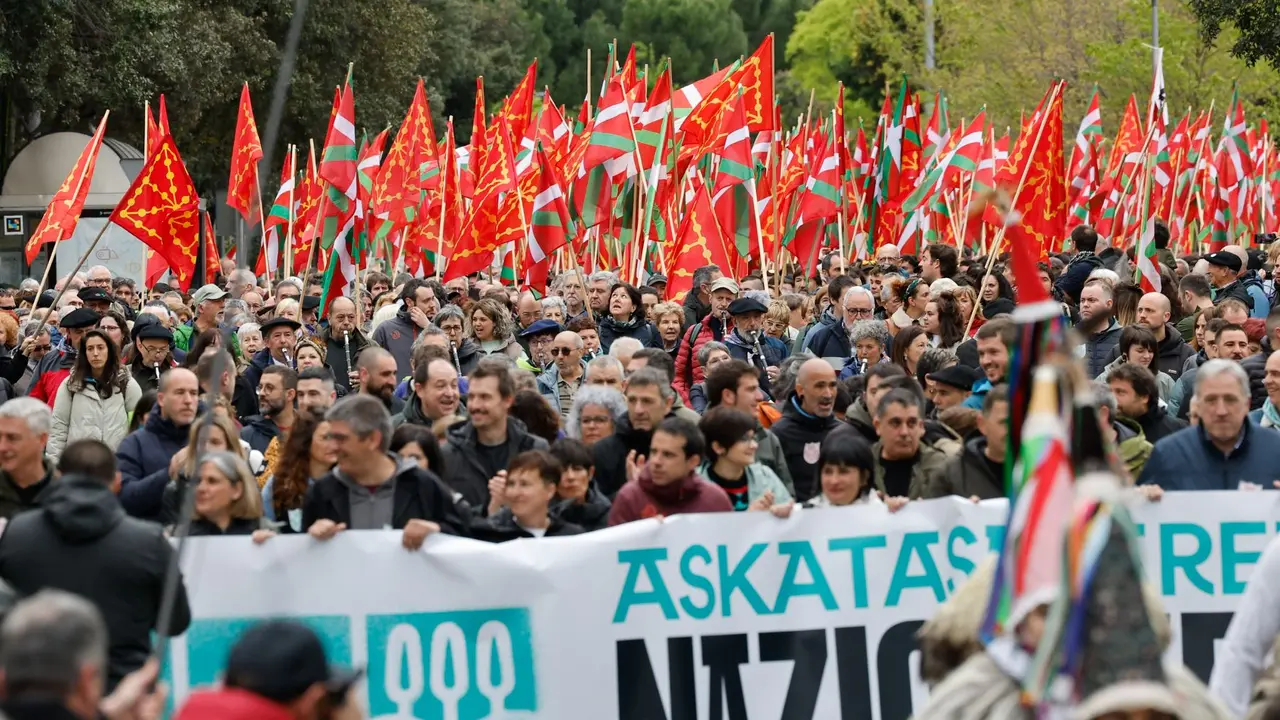 Manifestaci&oacute;n de EH Bildu que ha tenido lugar este domingo en Pamplona con motivo de la celebraci&oacute;n del Aberri Eguna (d&iacute;a de la patria vasca) en capital navarra. EFE/Villar L&oacute;pez