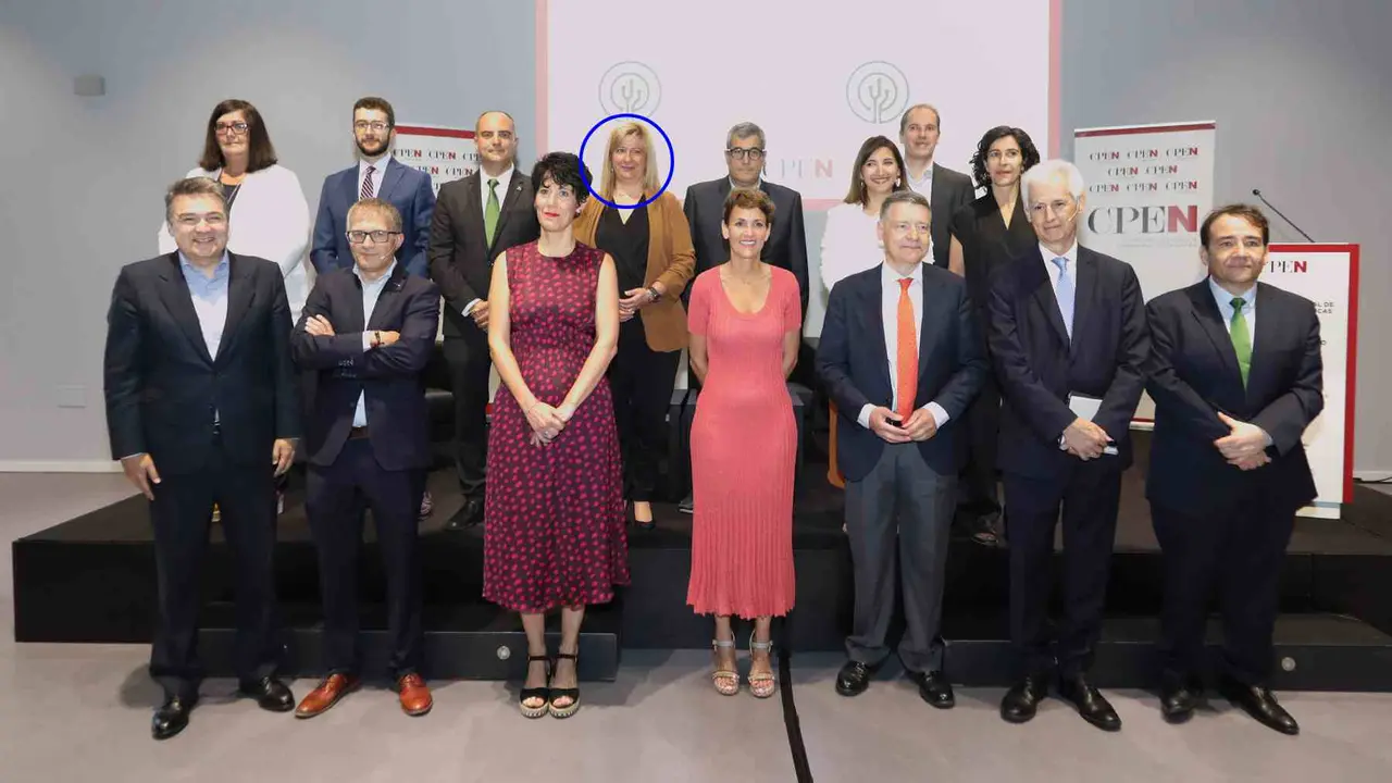 Leire D&iacute;ez posa en la foto de familia con la presidenta Chivite y la ahora ministra Elma Saiz cuando particp&oacute; invitada por el Gobierno de Navarra en el II  Encuentro de Corporaciones P&uacute;blicas Empresariales. GN