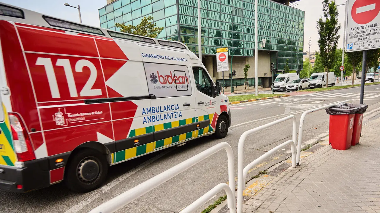 Una ambulancia circula por las calles de Pamplona. I&Ntilde;IGO ALZUGARAY