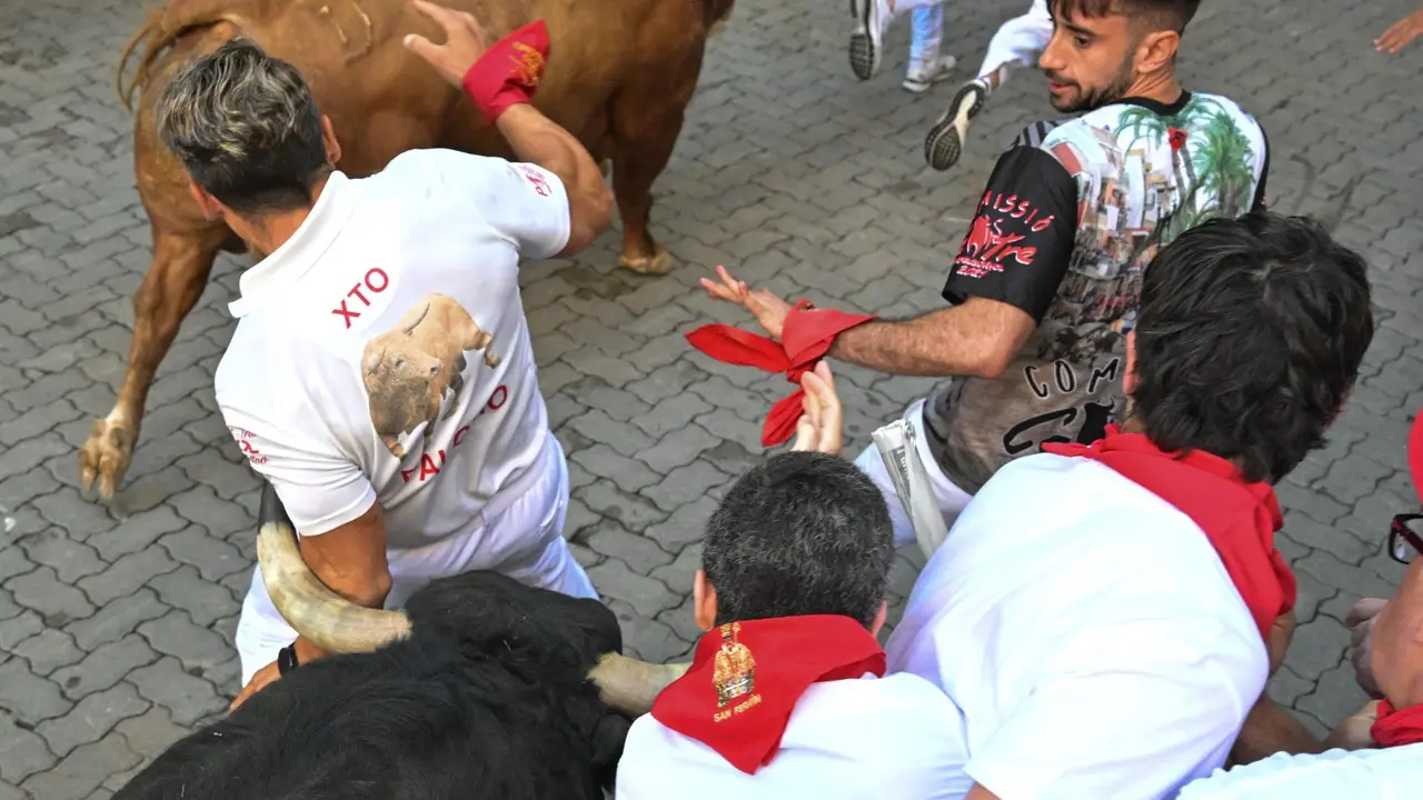 Cuarto encierro de San Fermín 2025 el día 10 de julio con toros de Victoriano del Río en Telefónica. EFE - DANIEL FERNÁNDEZ
