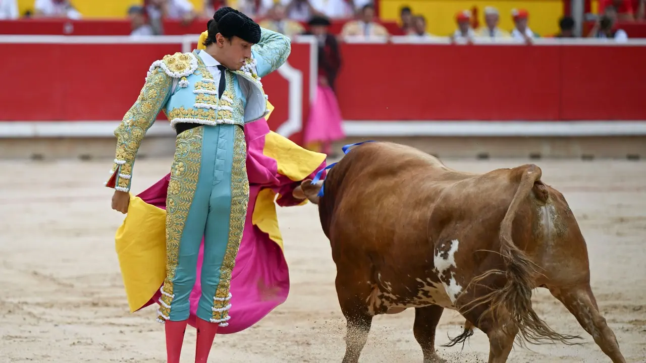 El torero Andrés Roca Rey recibe con el capote a su primer toro de la tarde en la séptima de abono de la Feria de Toro de los Sanfermines 2025 con toros de la ganadería extremeña de Jandilla y en la que comparte cartel con los diestros Andrés Juan Ortega y Pablo Aguado. EFE/Daniel Fernández