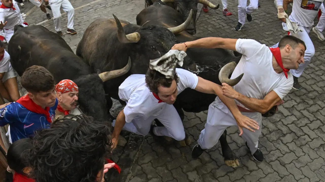 Séptimo encierro de San Fermín 2025 el día 13 de julio con toros de La Palmosilla en Telefónica. EFE - DANIEL FERNÁNDEZ