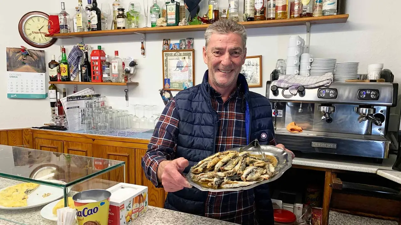 Francisco Mart&iacute;nez sostiene una bandeja de sardinas en la bodega Roncal de Burlada. Navarra.com