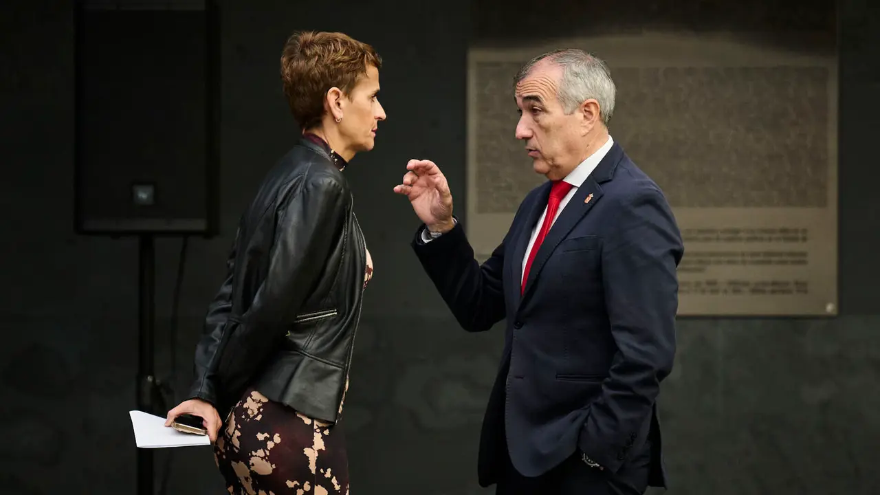 La presidenta del Gobierno de Navarra, Mar&iacute;a Chivite, junto al consejero de Cohesi&oacute;n Territorial, &Oacute;scar Chivite, durante la celebraci&oacute;n del pleno del Parlamento de Navarra. PABLO LASAOSA