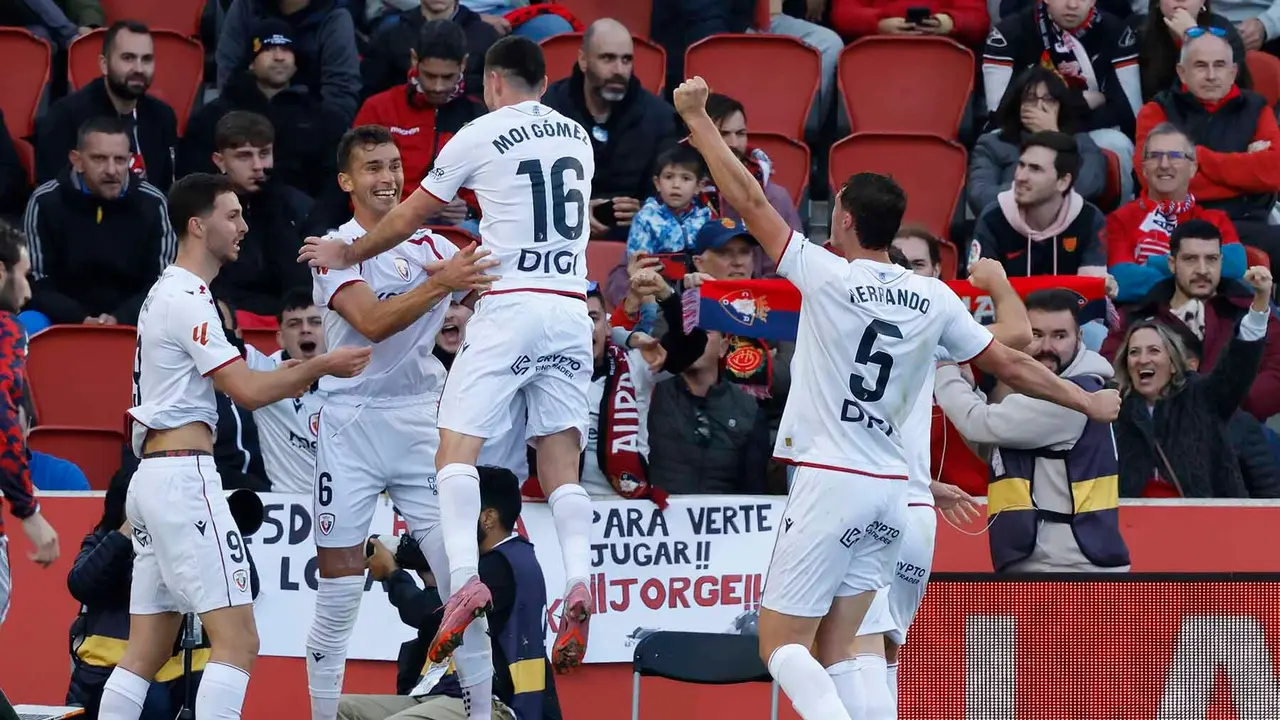 Jugadores del Osasuna celebran un gol del equipo durante el partido liguero entre el RCD Mallorca y el Osasuna celebrado en el estadio Son Moix, Palma de Mallorca, este sábado. EFE/ Cati Cladera