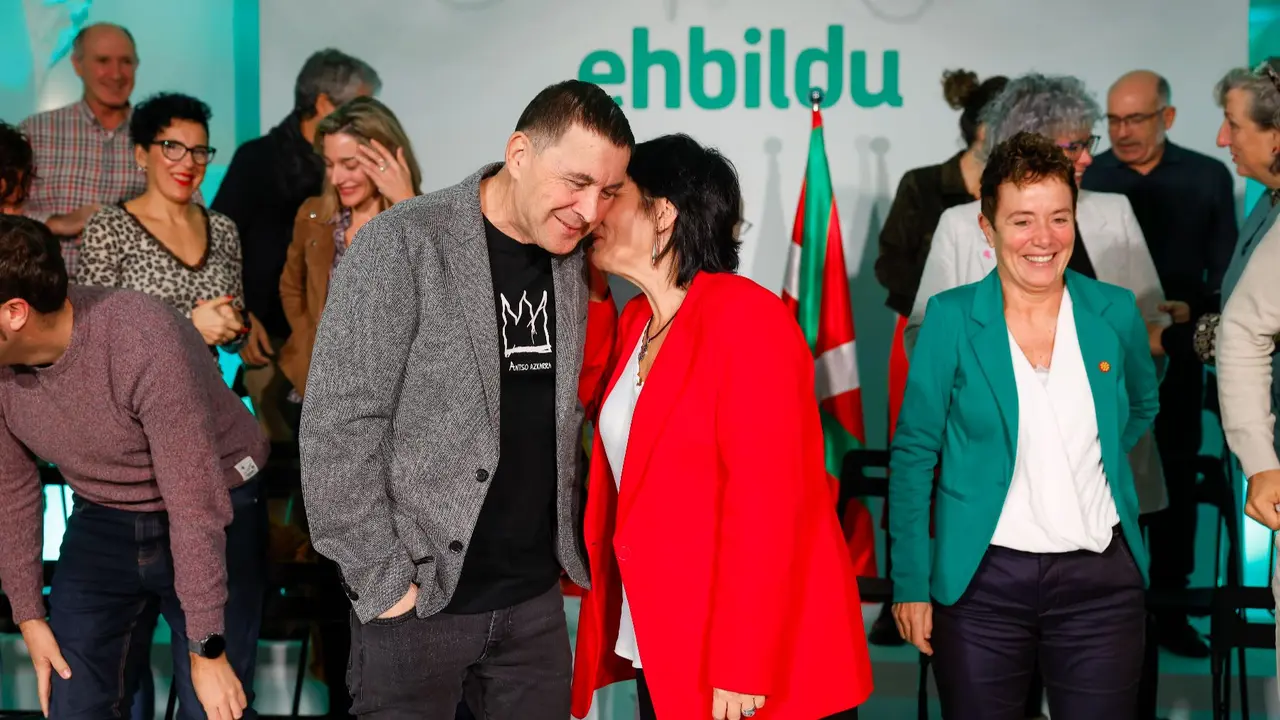 El secretario general de EH Bildu, Arnaldo Otegi (c-i) junto a la portavoz del Parlamento de Navarra, Laura Aznal (c-d) entre otros, participan en un acto político organizado por EH Bildu en el Día de Navarra y en el Día del Euskera. EFE/ Villar Lopez
