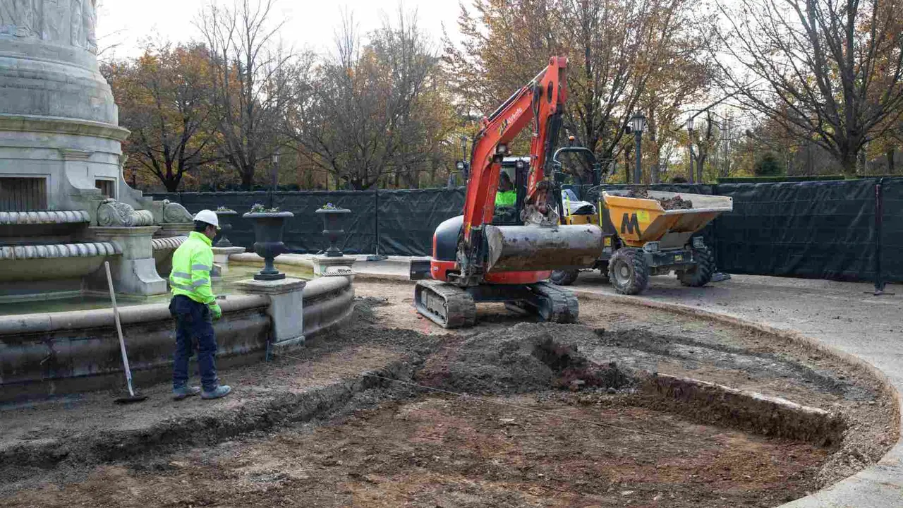 Obras en la fuente de Julián Gayarre, en el parque de la Taconera de Pamplona. AYUNTAMIENTO DE PAMPLONA