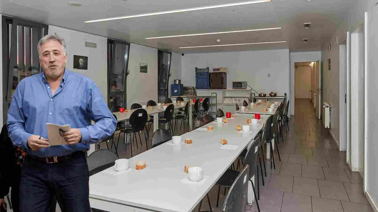 Fotomontaje de Joseba Asiron sobre una imagen del comedor del albergue de Trinitarios.