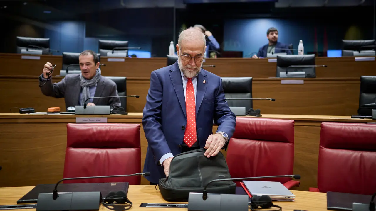 Fernando Dom&iacute;nguez, consejero de Salud, en el Parlamento de Navarra. PABLO LASAOSA