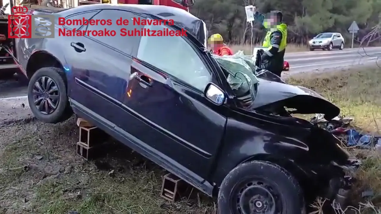 Imagen del estado en el que ha quedado el veh&iacute;culo en el que viajaba la mujer herida. BOMBEROS DE NAVARRA