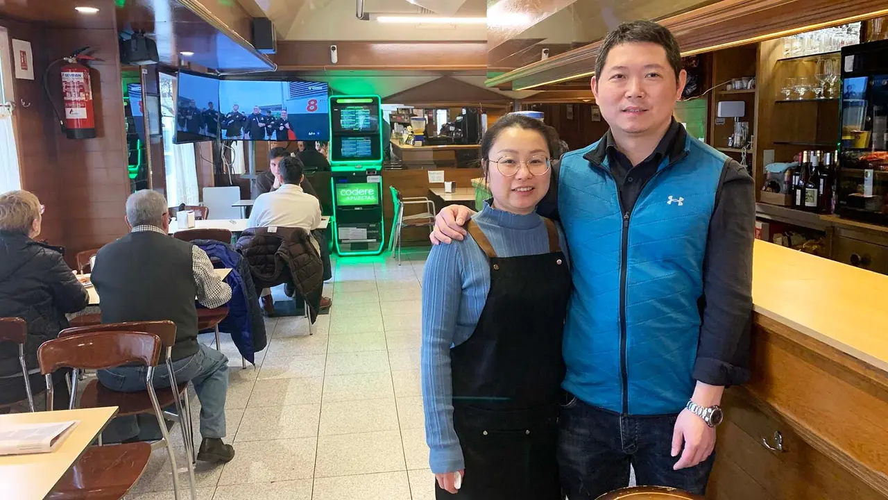 Lia y &Aacute;lex son los due&ntilde;os del bar Concorde en el barrio pamplon&eacute;s de San Juan. Navarra.com