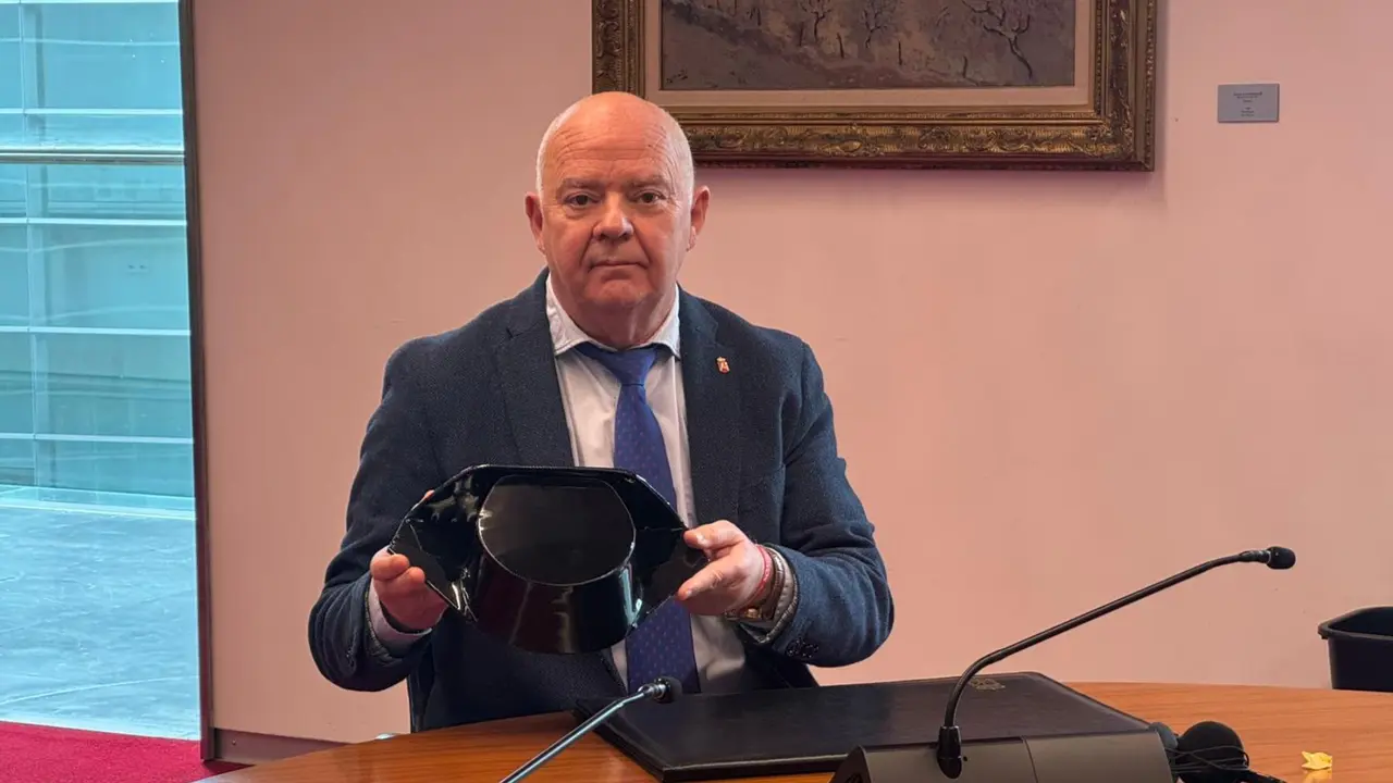 El portavoz de VOX, Emilio Jim&eacute;nez, con la imagen del tricornio. VOX NAVARRA