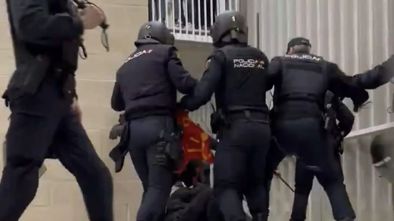 Imagen de una de las cargas policiales ocurrida ayer en el Sadar