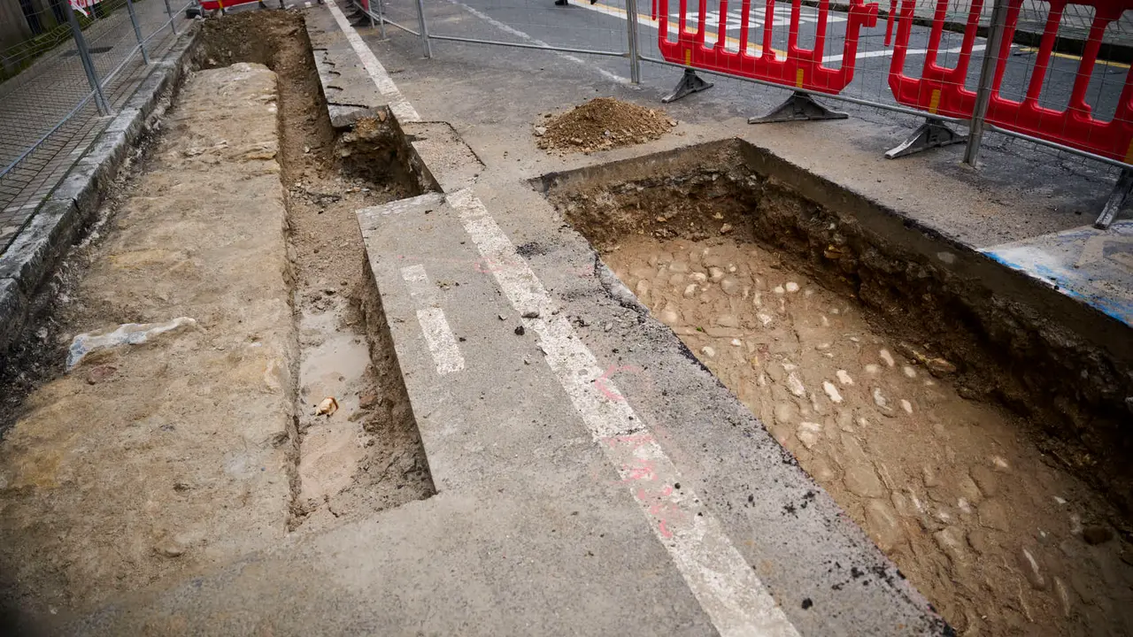 Restos arqueol&oacute;gicos descubiertos en la obras de reurbanizaci&oacute;n del Paseo Sarasate. PABLO LASAOSA