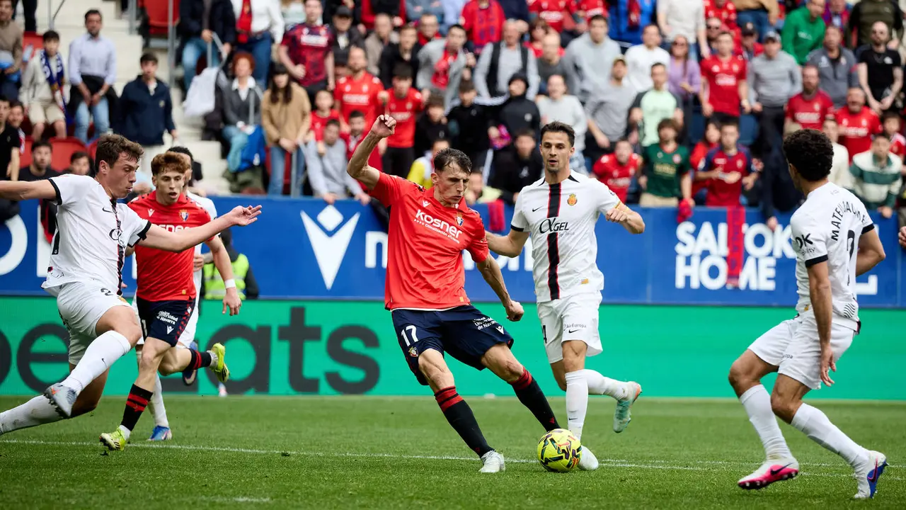 Los jugadores de Osasuna celebran el gol de Ante Budimir (2-2) durante el partido de La Liga EA Sports entre CA Osasuna y RCD Mallorca disputado en el estadio de El Sadar en Pamplona. I&Ntilde;IGO ALZUGARAY