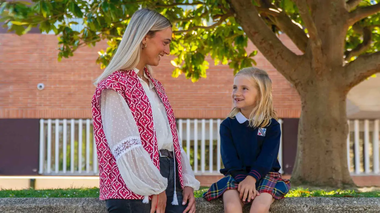 Una profesora del colegio Irabia-Izaga, durante una tutor&iacute;a con una alumna.