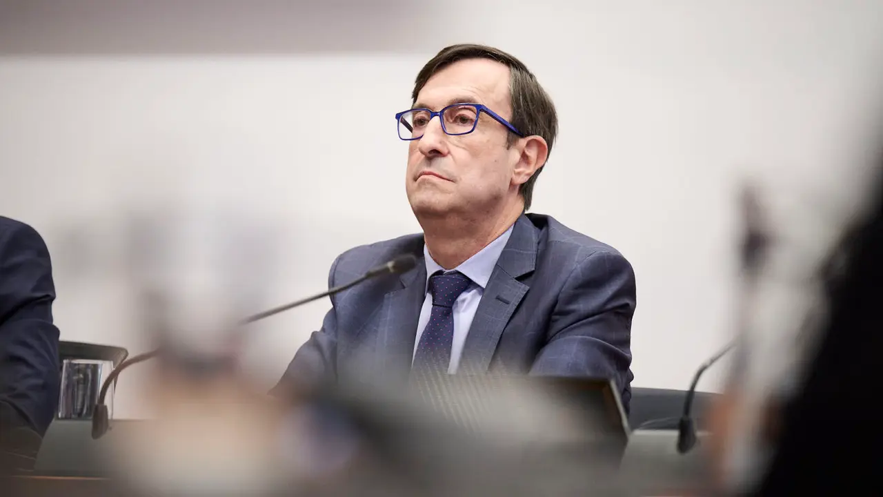 Comisi&oacute;n de Investigaci&oacute;n sobre licitaci&oacute;n y adjudicaci&oacute;n de obras p&uacute;blicas del Gobierno de Navarra con la presencia del exresponsable de la zona norte de Acciona Construcci&oacute;n, Tom&aacute;s Olarte, comparece en Parlamento foral. PABLO LASAOSA
