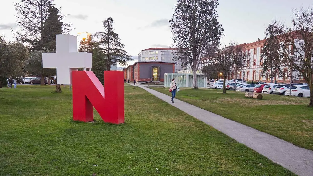 (Foto de ARCHIVO)
Entrada del Hospital Universitario de Navarra, en el d&iacute;a en que comienza la huelga indefinida de m&eacute;dicos, en el Complejo Hospitalario de Navarra, a 1 de febrero de 2023, en Pamplona, Navarra, (Espa&ntilde;a). Navarra afronta desde hoy en el Servicio Navarro de Salud-Osasunbidea (SNS-O) una huelga indefinida de facultativos convocada por el Sindicato M&eacute;dico de Navarra, despu&eacute;s de que las negociaciones que han mantenido en las &uacute;ltimas semanas el departamento de Salud del Gobierno foral y la organizaci&oacute;n sindical no hayan permitido alcanzar un acuerdo. El comit&eacute; de huelga del Sindicato M&eacute;dico envi&oacute; ayer al departamento de Salud una contrapropuesta a su &uacute;ltima oferta. Por su parte, el departamento de salud manifest&oacute; que mantiene "abierta la l&iacute;nea de di&aacute;logo" ante la huelga y asegur&oacute; que garantizar&aacute; "en todo caso la atenci&oacute;n sanitaria a la poblaci&oacute;n con los servicios m&iacute;nimos legales".

Eduardo Sanz / Europa Press
01 FEBRERO 2023;HUELGA;SANIDAD P&Uacute;BLICA;RECORTES;SERVICIO P&Uacute;BLICO;CONCENTRACI&Oacute;N;PROTESTA;
01/2/2023