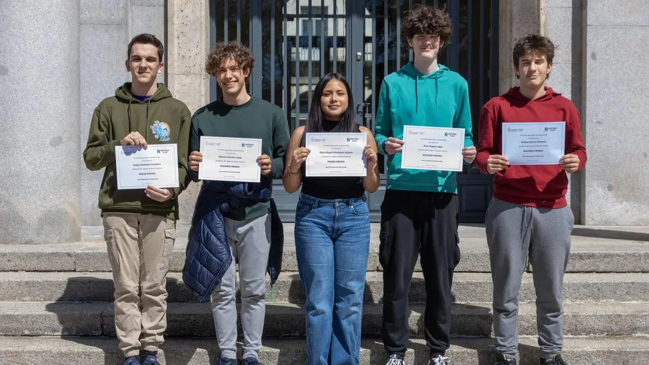 De izda. a dcha. Sergio Clemente, Marcos S&aacute;nchez L&oacute;pez, Maira Nayeli, Aitor Ayarga y Mateo Asensio. MANUEL CASTELLS. UNIVERSIDAD DE NAVARRA