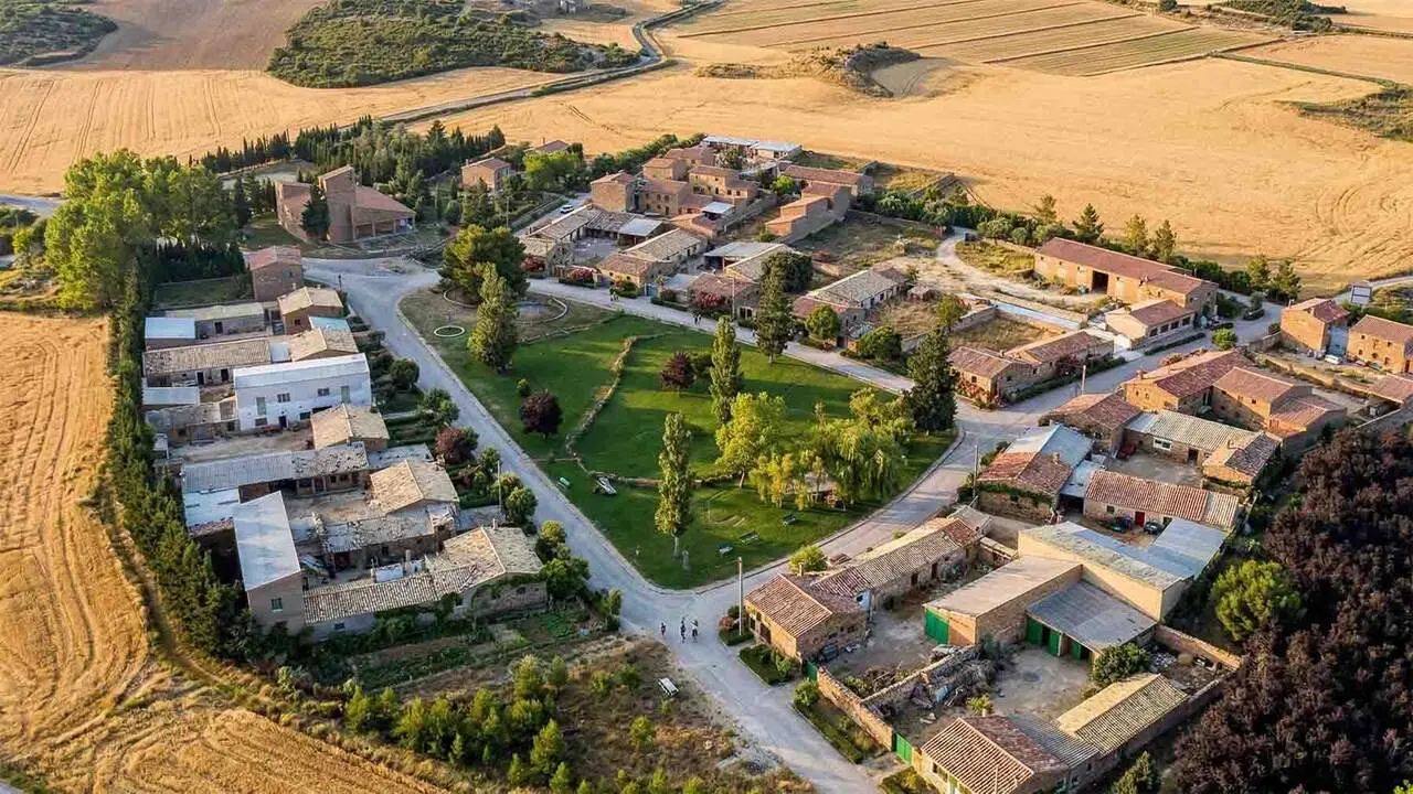 Una vista de la localidad navarra de  San Isidro del Pinar en los a&ntilde;os 80.