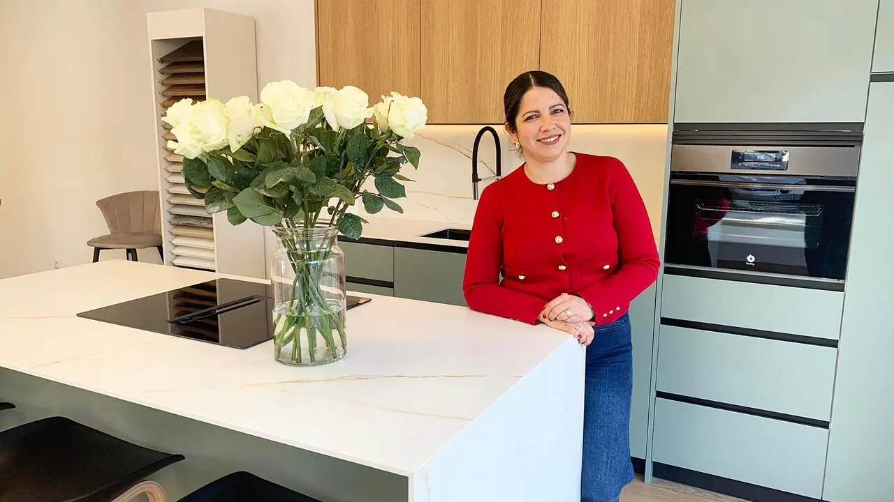 Gretter Ybarra en su tienda de reformas en el barrio de Iturrama en Pamplona. Navarra.com