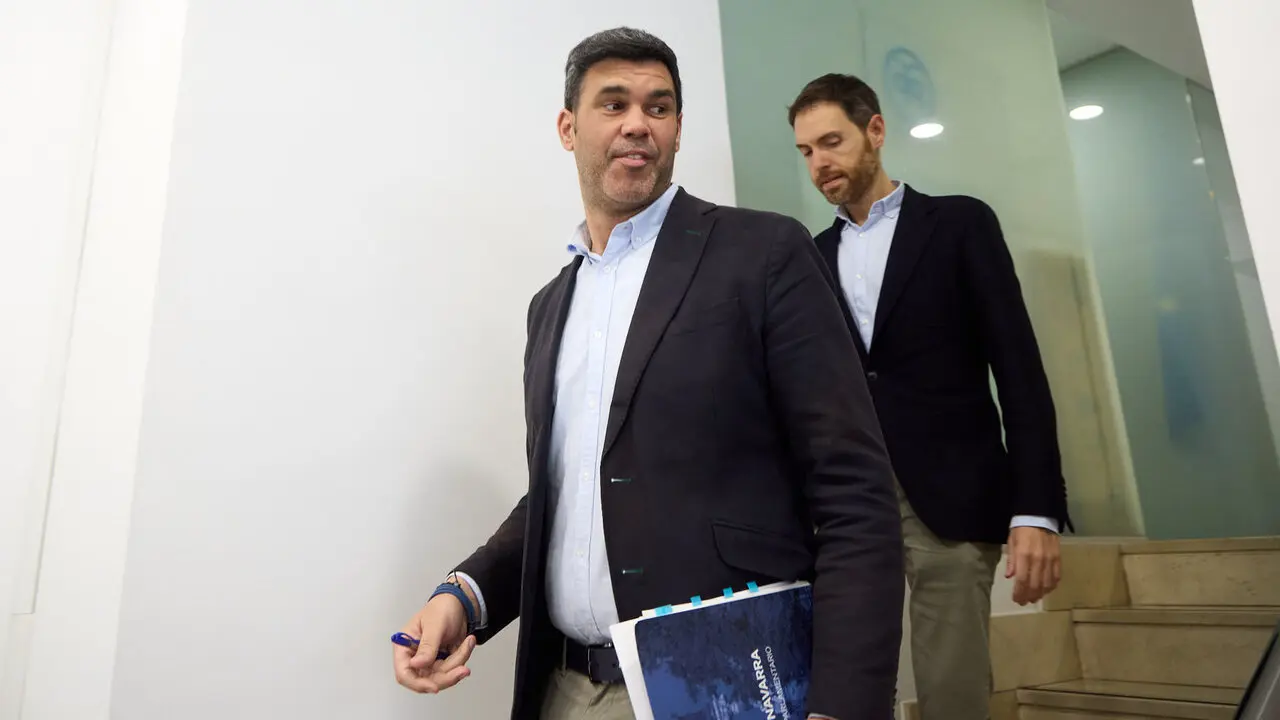 El presidente del PPN, Javier Garc&iacute;a, y el secretario general, Sergio Sayas, presentan la proposici&oacute;n de ley con el nuevo modelo que el PP plantea para la renta garantizada en Navarra. I&Ntilde;IGO ALZUGARAY