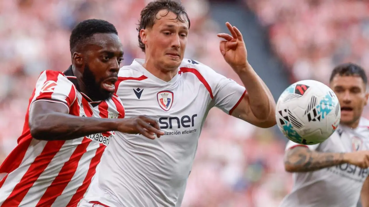 El delantero del Athletic I&ntilde;aki Williams y el defensa de Osasuna Jorge Herrando, durante el partido de la jornada 33 de laLiga EA Sports, que el Athletic Club y el CA Osasuna disputan este martes en el estadio de San Mam&eacute;s en Bilbao (Pa&iacute;s Vasco). EFE/ Miguel To&ntilde;a.