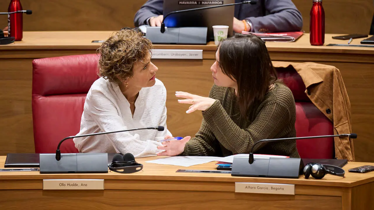 Bego&ntilde;a Alfaro, consejera de Vivienda, junto a Mar&iacute;a Chivite, presidenta del Gobierno de Navarra, durante el Pleno del Parlamento de Navarra. PABLO LASAOSA