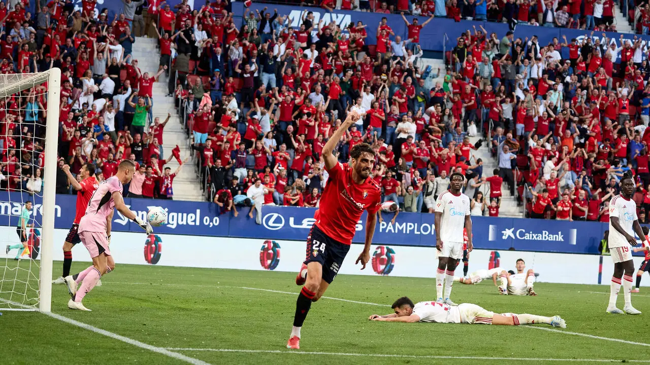 Los jugadores de Osasuna celebran el gol de Alejandro Catena (2-1) durante el partido de La Liga EA Sports entre CA Osasuna y Sevilla FC disputado en el estadio de El Sadar en Pamplona. I&Ntilde;IGO ALZUGARAY