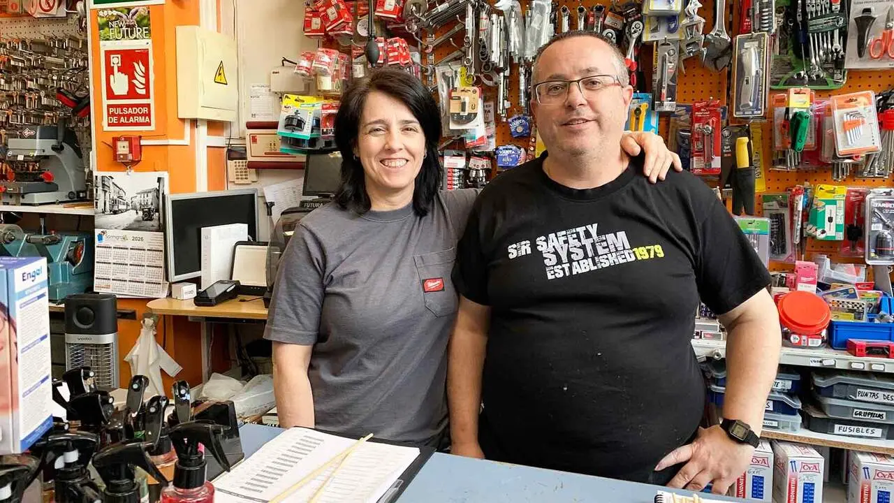 Arancha Murillo e I&ntilde;igo Guerrero en la ferreter&iacute;a Berriainz de Huarte. Navarra.com
