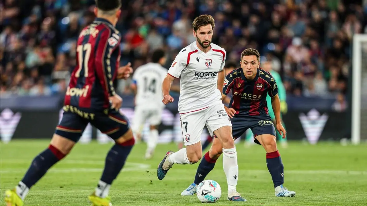 Jon Moncayola controla el bal&oacute;n ante el Levante. Foto Europa Press.