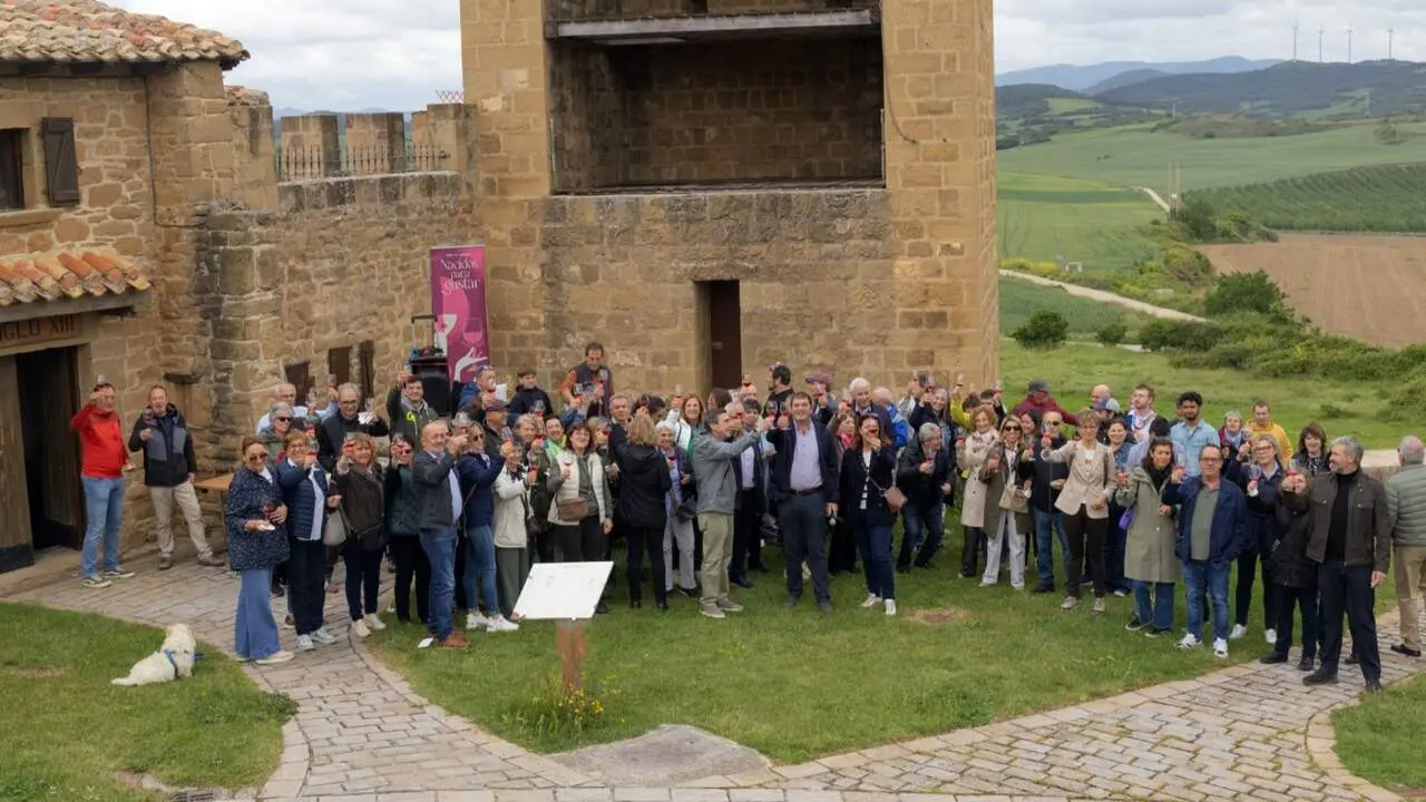 Momento del brindis en el Cerco de Artajona. D.O. NAVARRA