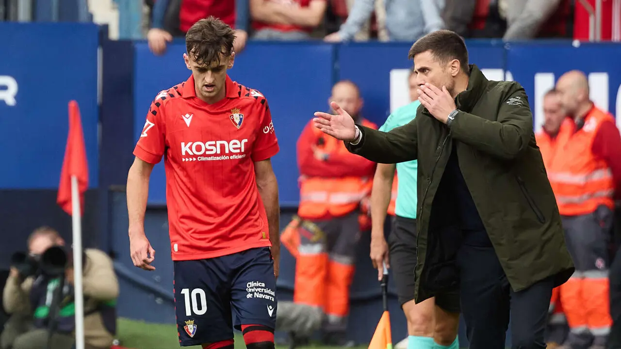 Aimar Oroz (10. CA Osasuna) y Alessio Lisci (entrenador CA Osasuna) durante el partido de La Liga EA Sports entre CA Osasuna y RCD Espanyol disputado en el estadio de El Sadar en Pamplona. I&Ntilde;IGO ALZUGARAY