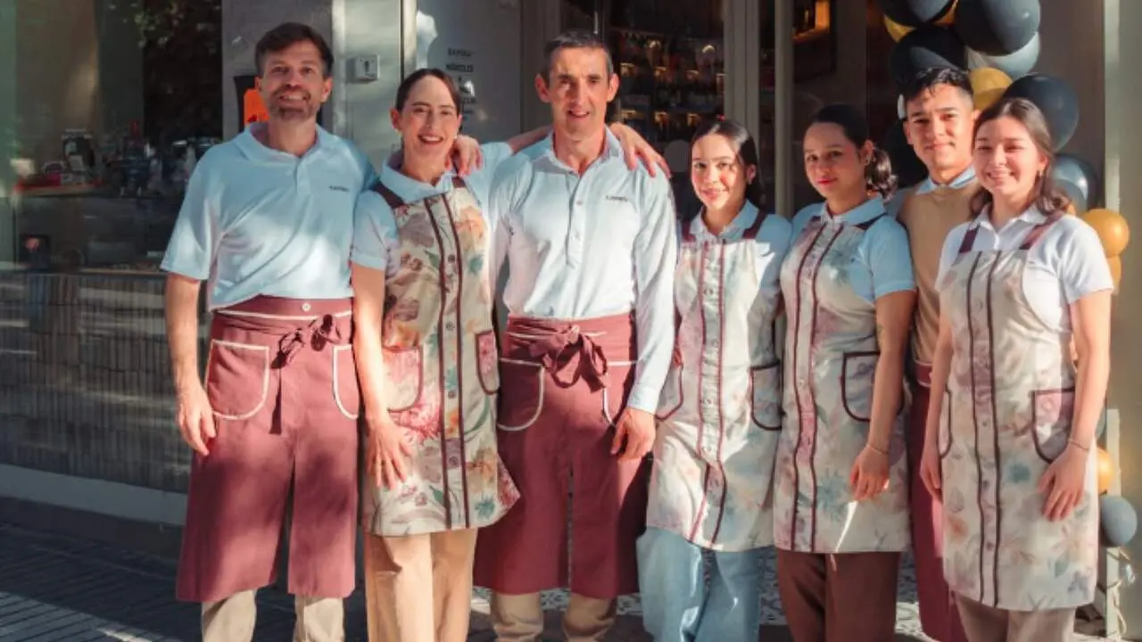 La familia navarra con los empleados de Kamiku en Madrid. Foto Instagram.