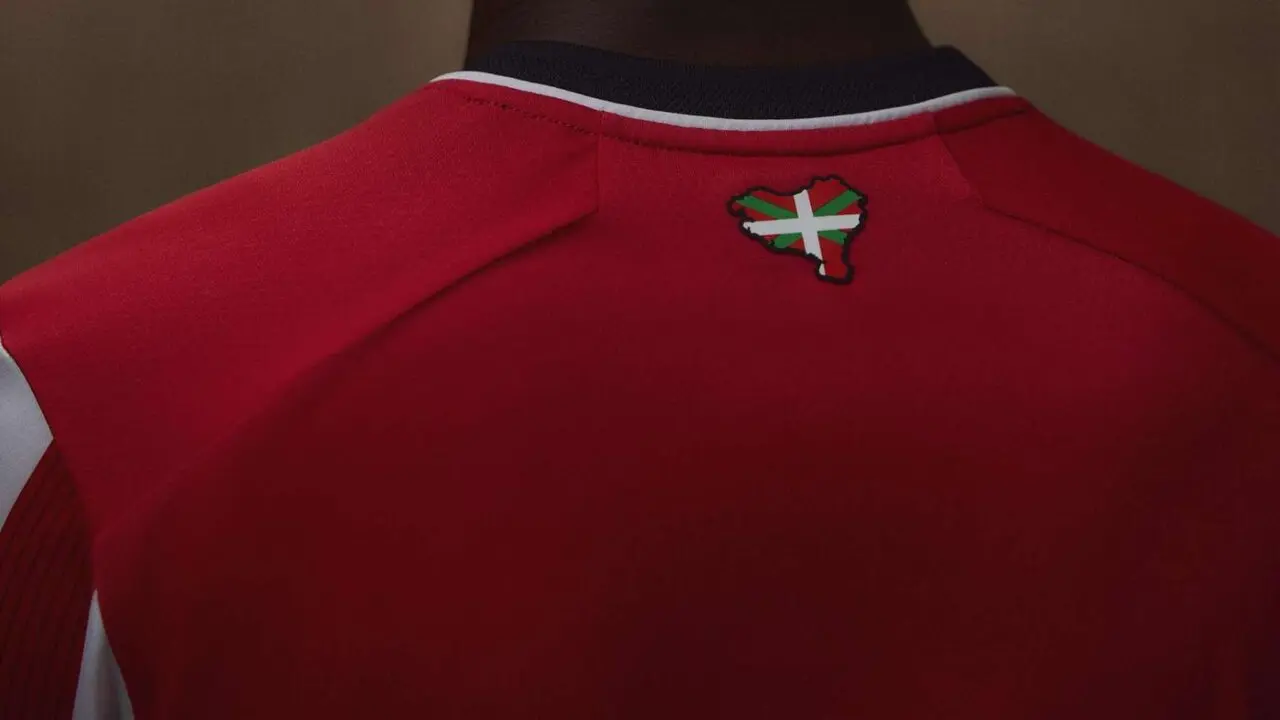Escudo en la camiseta del Athletic con Navarra anexionada.