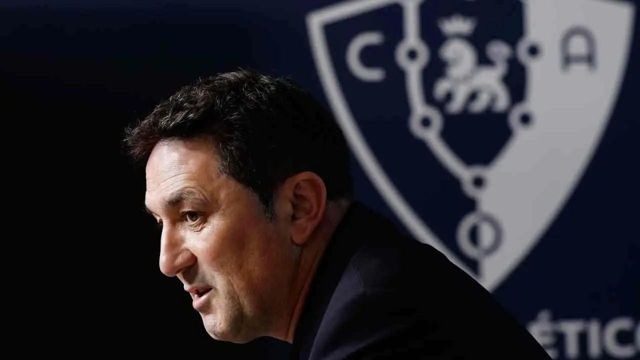 El director deportivo de Osasuna, Braulio V&aacute;zquez, durante la rueda de prensa. EFE/Jes&uacute;s Diges