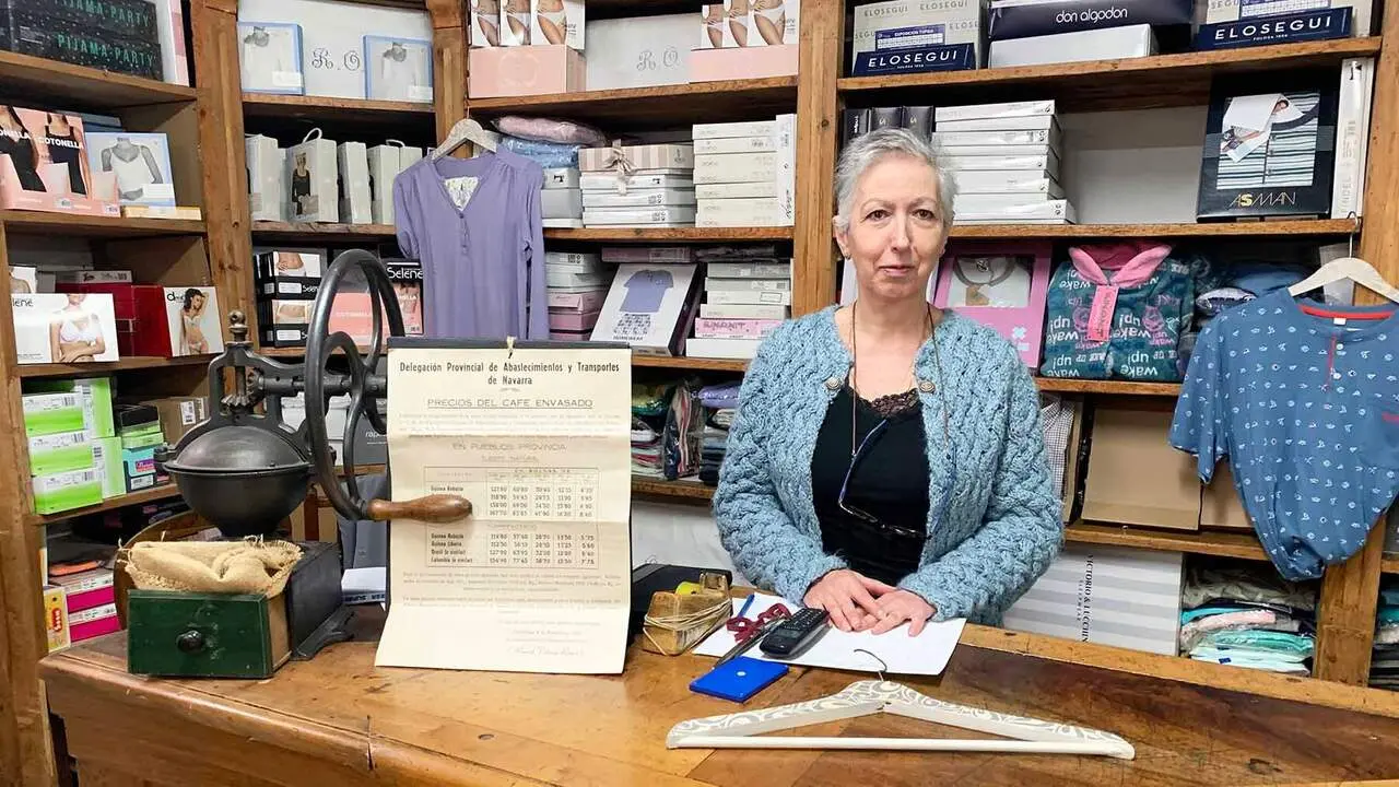 Marisa Aldaz Goiburu en su tienda centenaria en Aoiz. Navarra.com