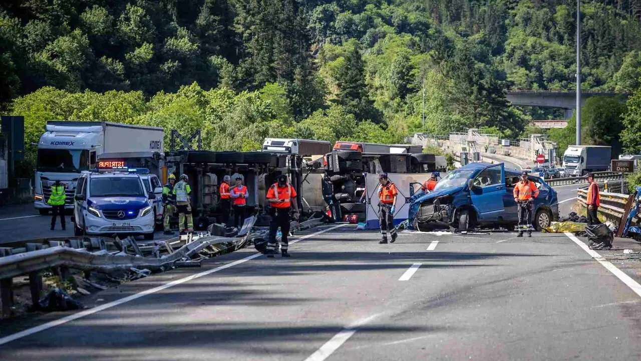 Los cinco ocupantes de una furgoneta, miembros de la Polic&iacute;a Foral, han fallecido este mi&eacute;rcoles en un accidente en la autopista AP-8, en Elgoibar (Gipuzkoa). EFE/Javier Etxezarreta