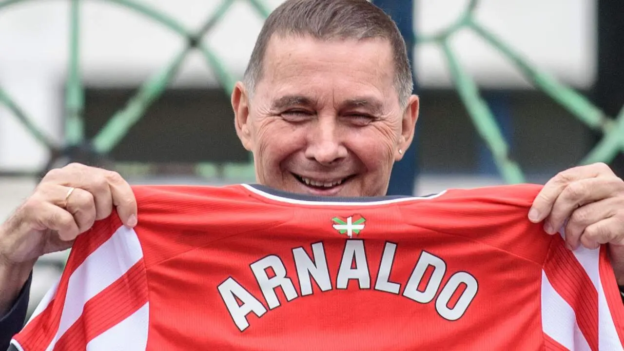 Otegi posa con la camiseta del Athletic en un acto en Bilbao. EFE